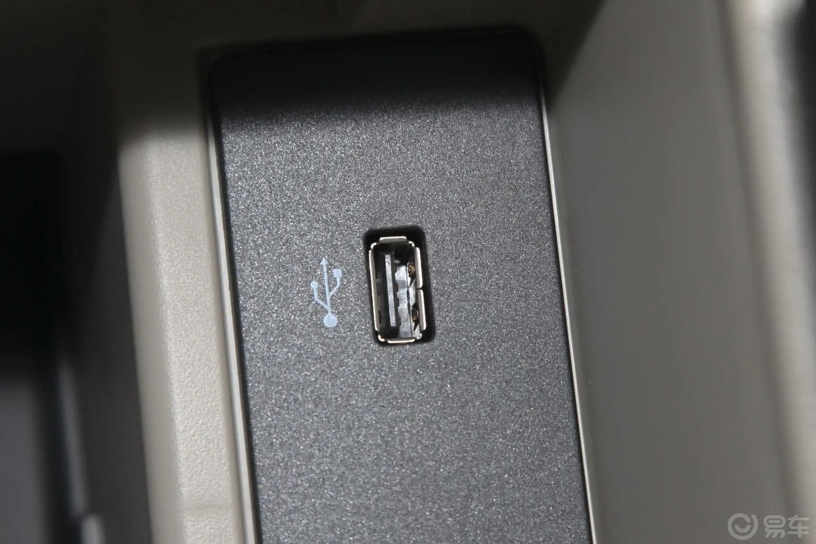 福克斯三厢 1.6L 自动 风尚型USB接口