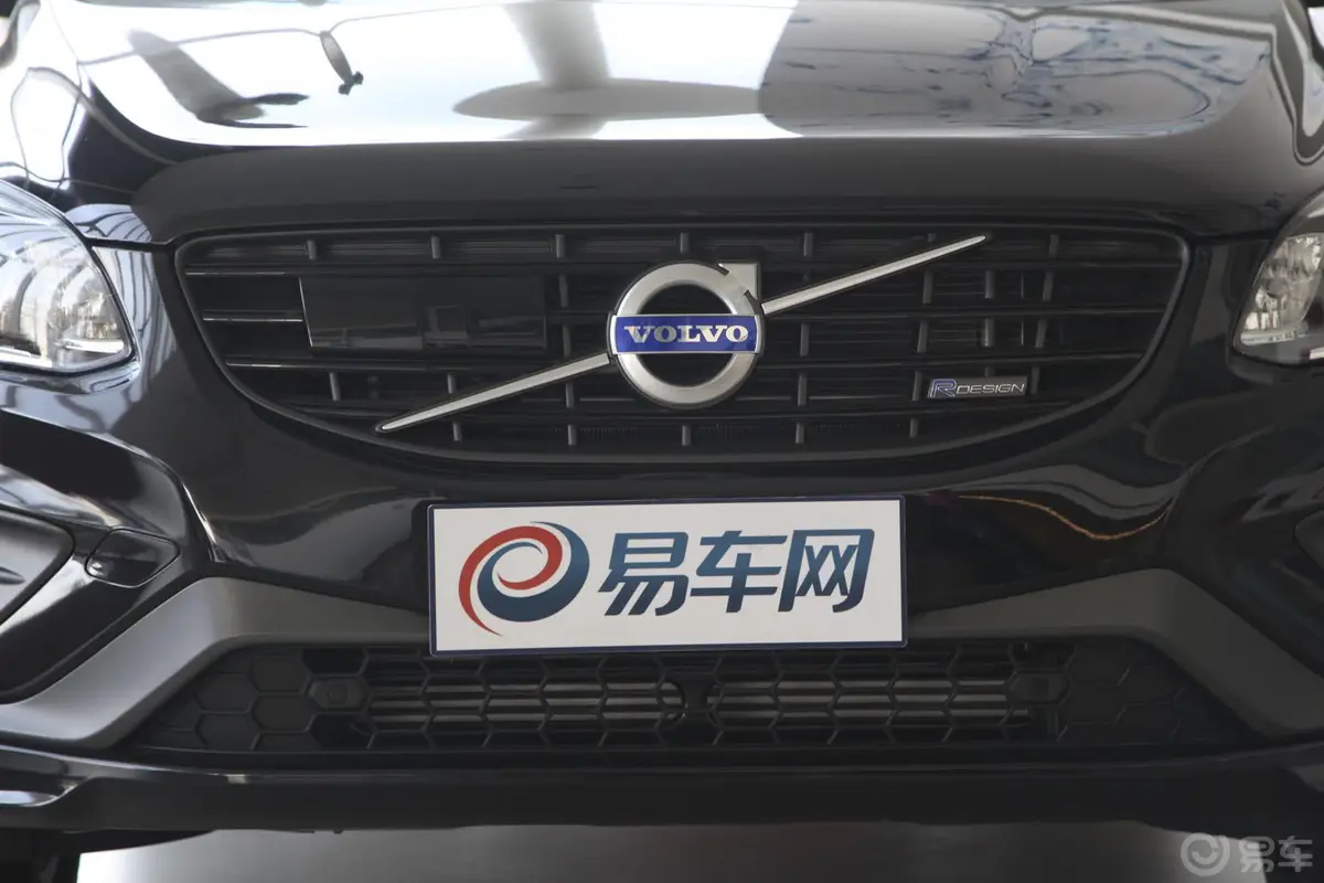 沃尔沃XC60(进口)2.0T T5 个性运动版前格栅侧俯拍