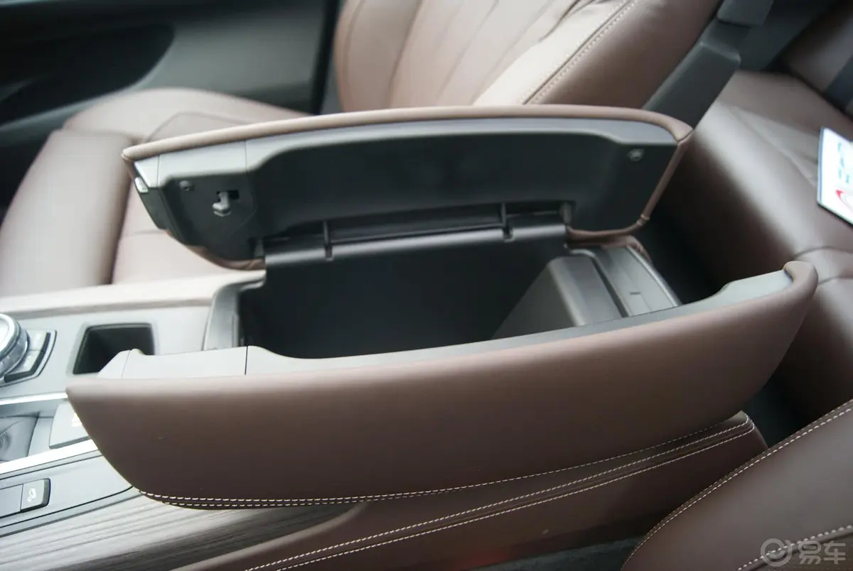 宝马X5(进口)xDrive35i 尊享型前排中央扶手箱