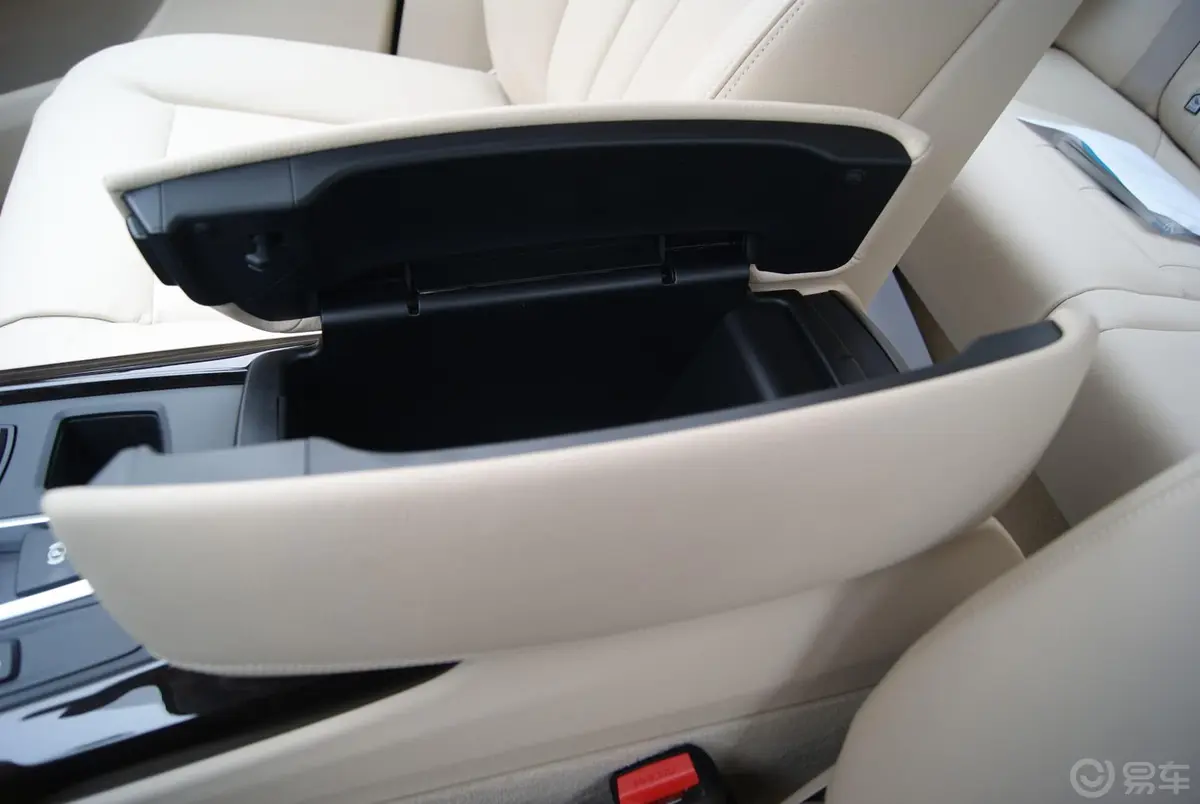宝马X5(进口)xDrive35i 尊享型前排中央扶手箱空间