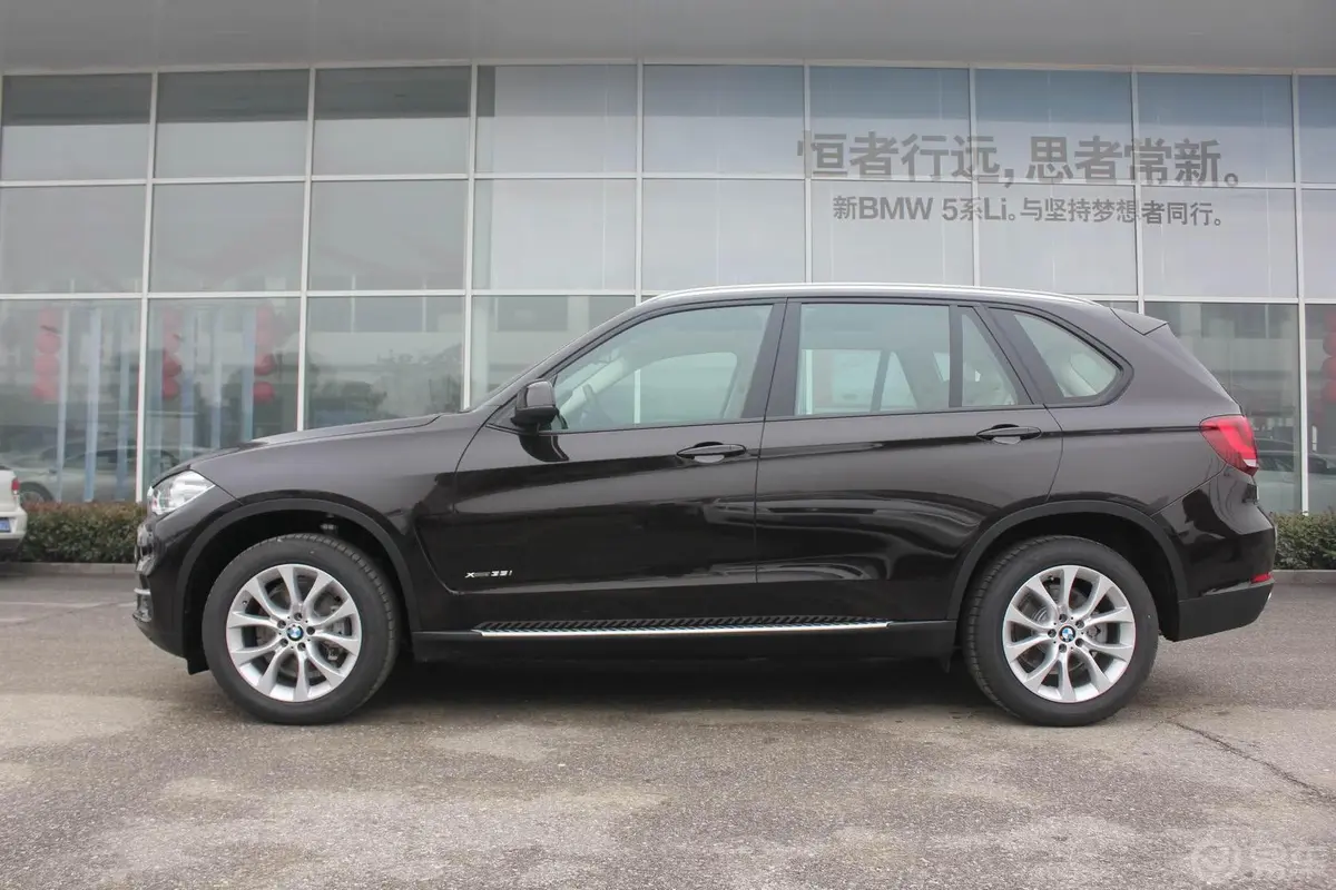 宝马X5(进口)xDrive35i 领先型正侧车头向左水平