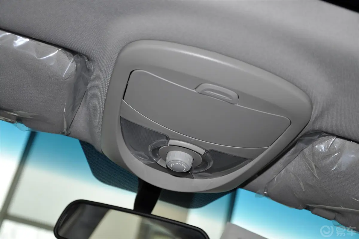 爱腾2.3L 汽油 两驱自动舒适版前排车顶中央控制区
