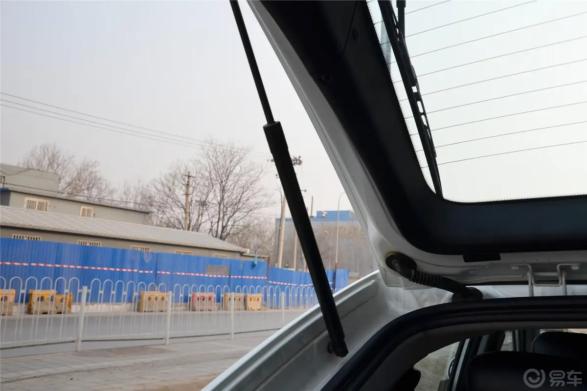 爱腾2.3L 汽油 四驱自动豪华版行李厢支撑杆