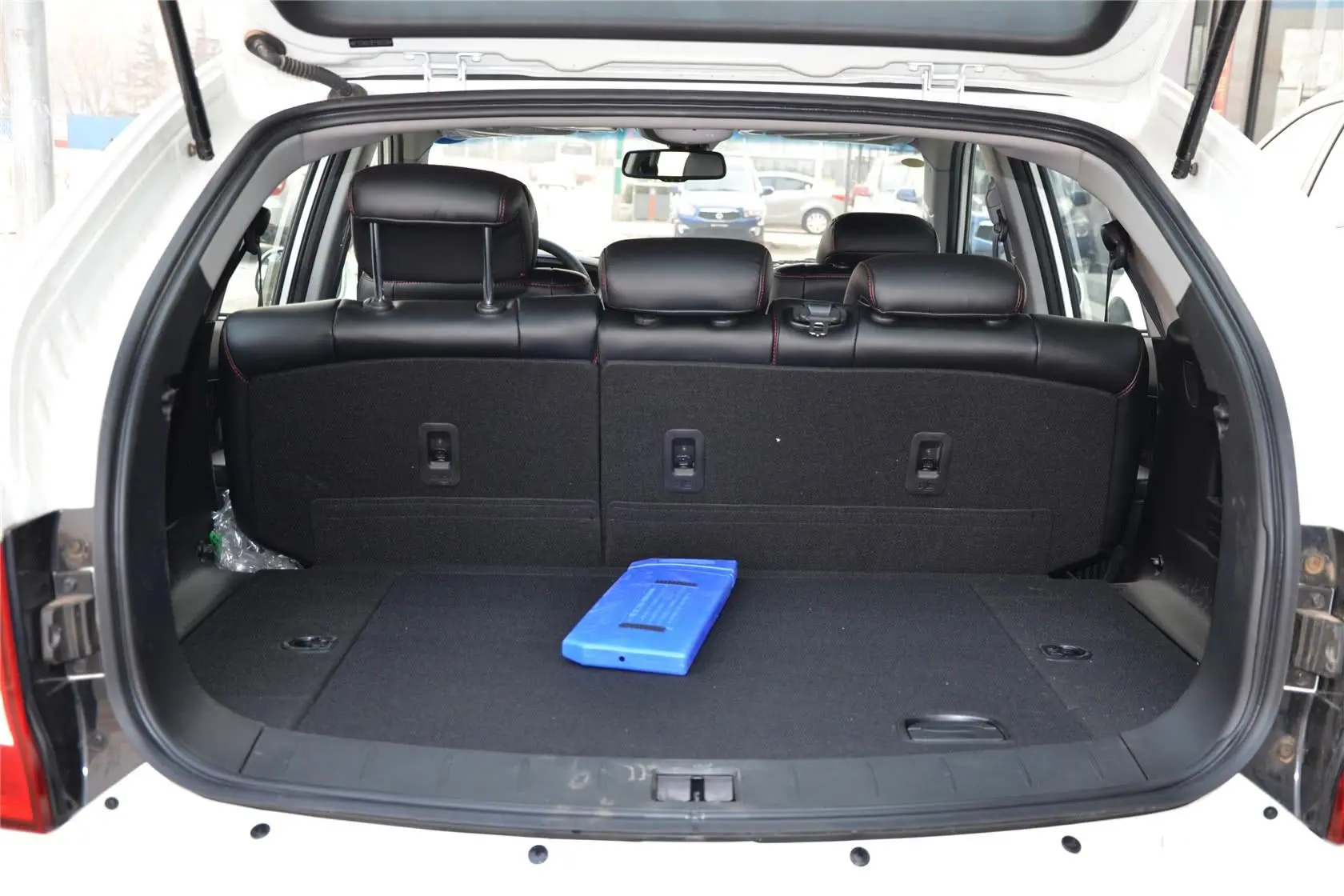 爱腾2.3L 汽油 四驱自动豪华版行李箱空间