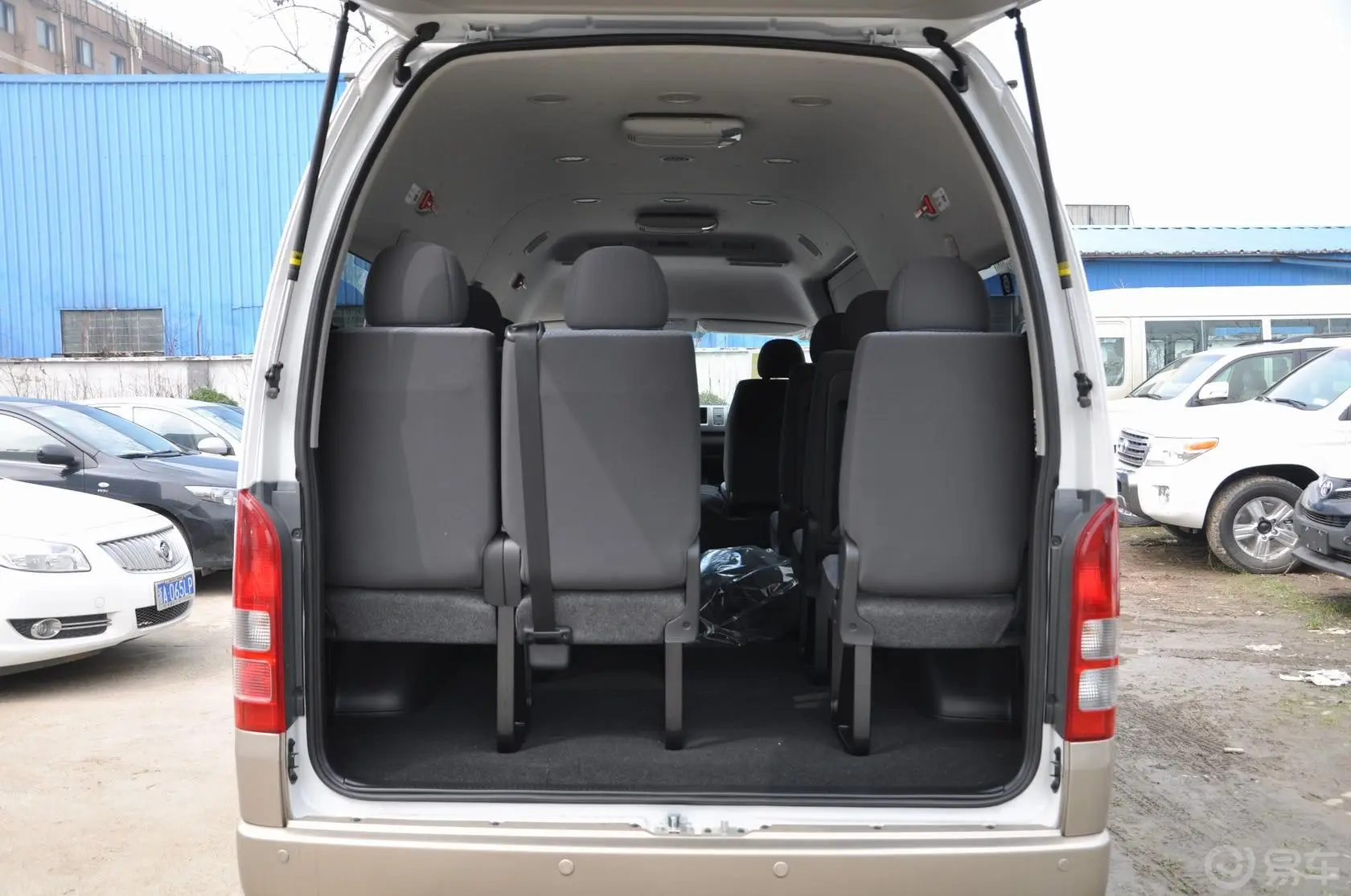 HIACE2.7L 自动 标准版 超长轴距高顶式 13座行李箱空间