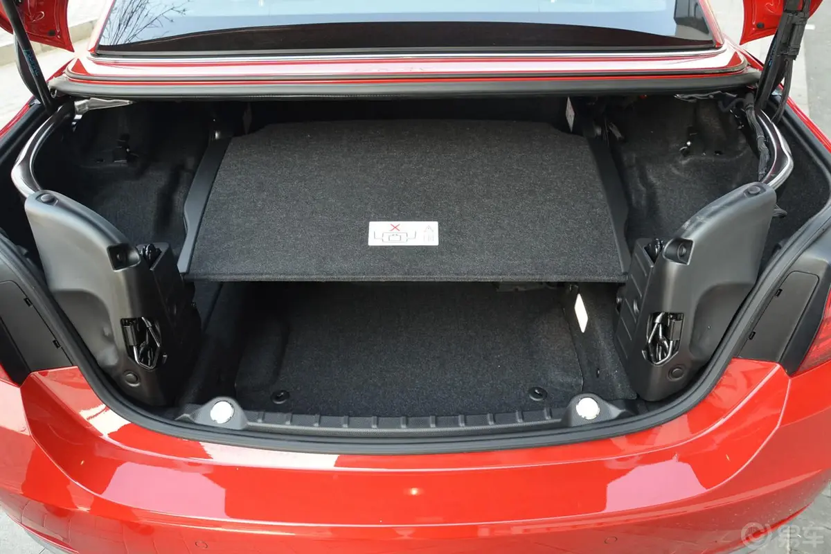 宝马4系敞篷轿跑车 428i 豪华设计套装行李箱空间