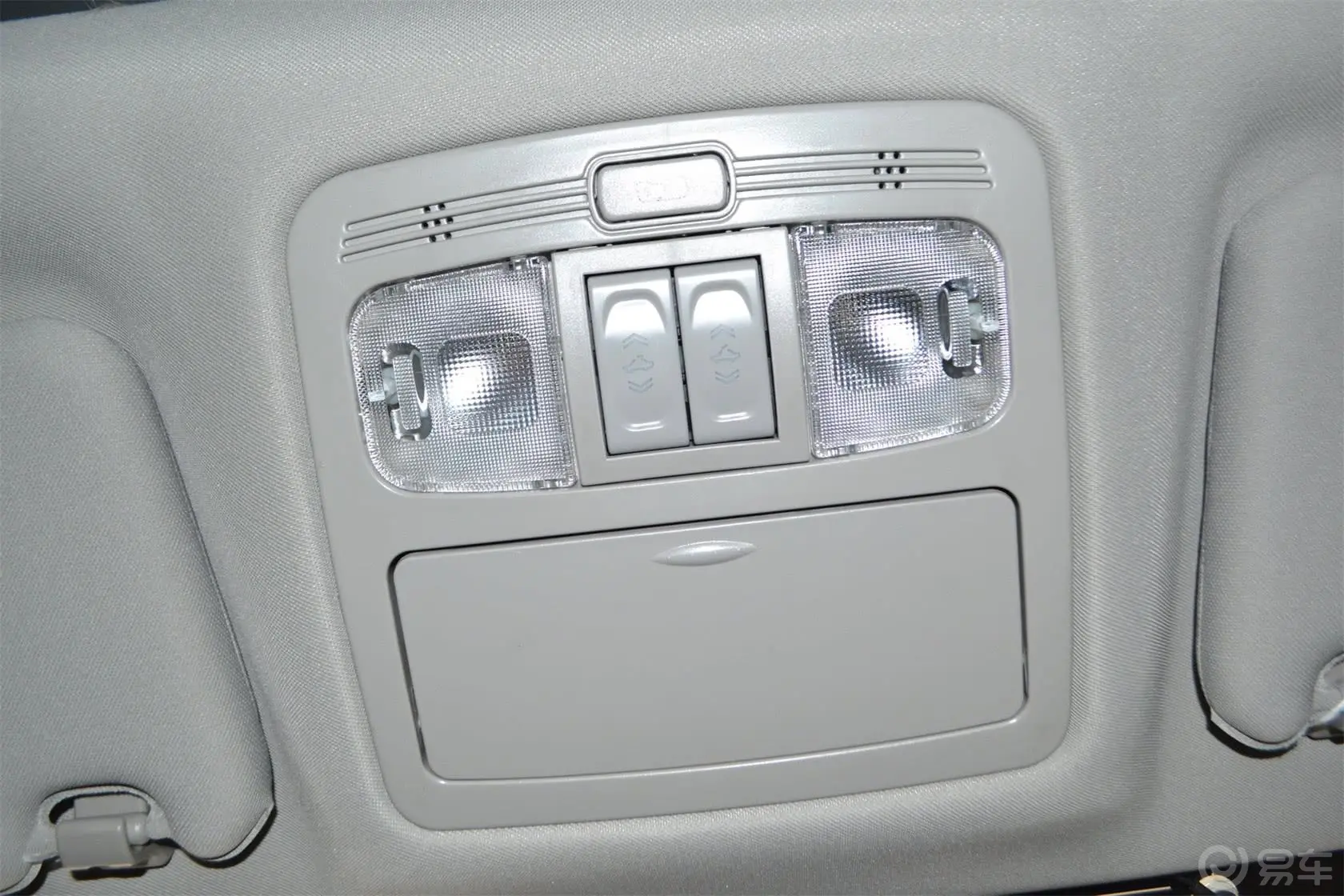 吉利SX72.0L 自动 豪华型前排车顶中央控制区
