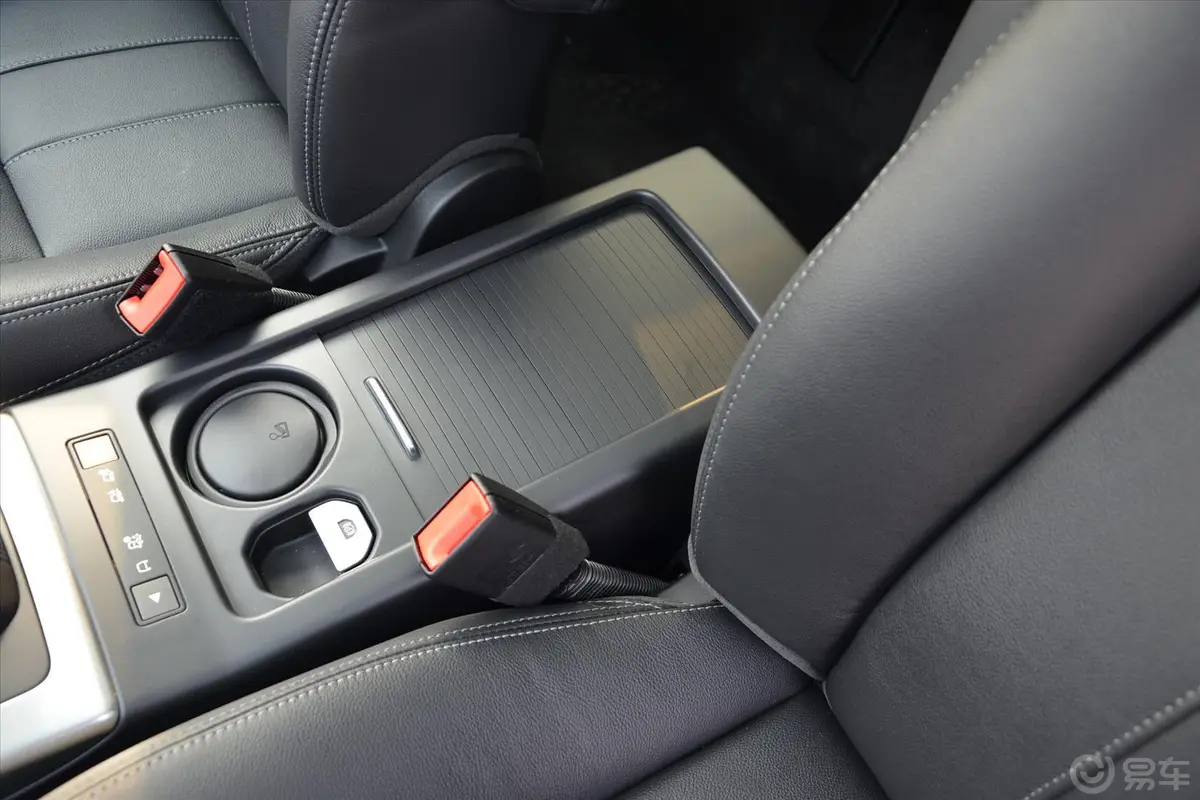 神行者2.2T SD4 AUTO SE版 柴油前排中央扶手箱