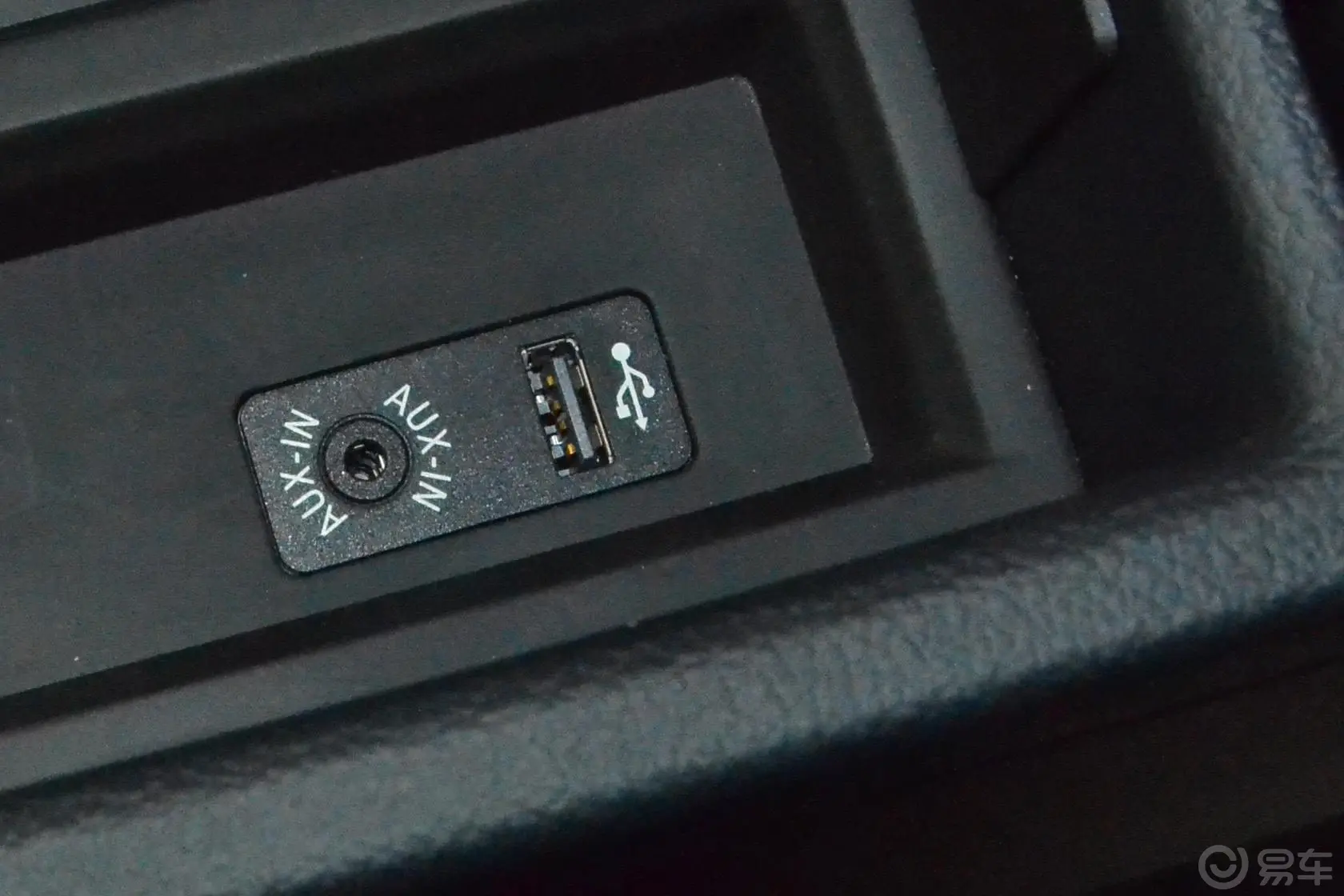 宝马3系(进口)320i运动设计套装USB接口