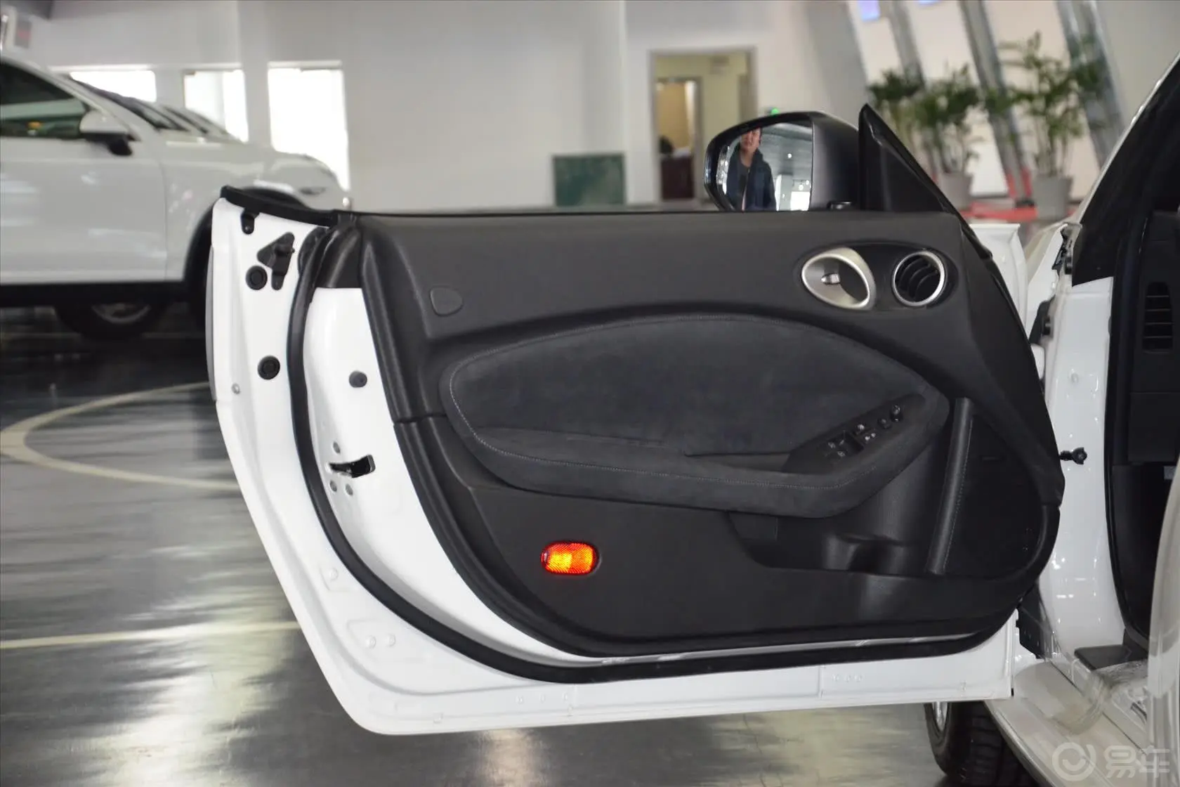 日产370Z370Z  Roadster驾驶员侧车门内门板