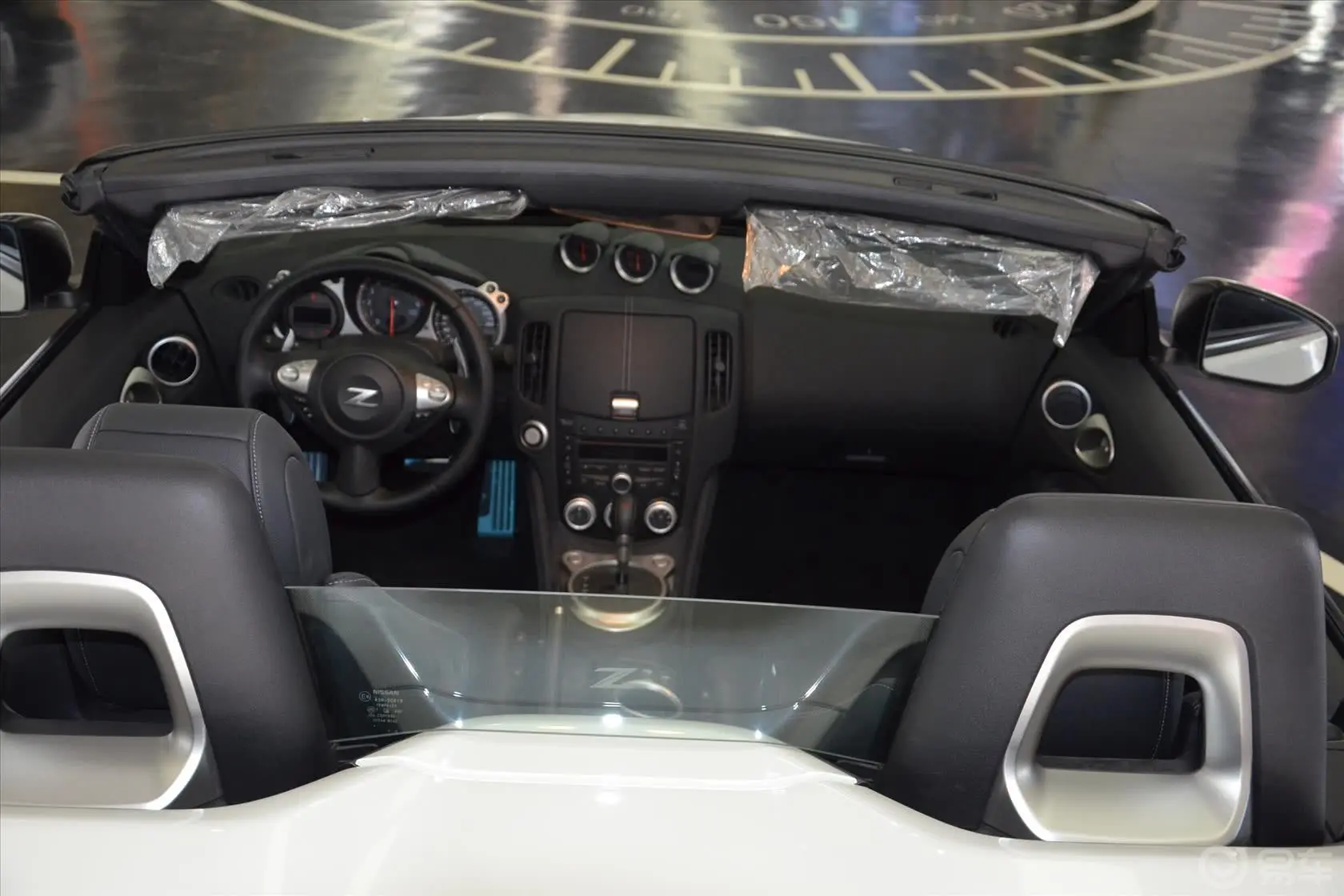 日产370Z370Z  Roadster前排中央扶手箱空间