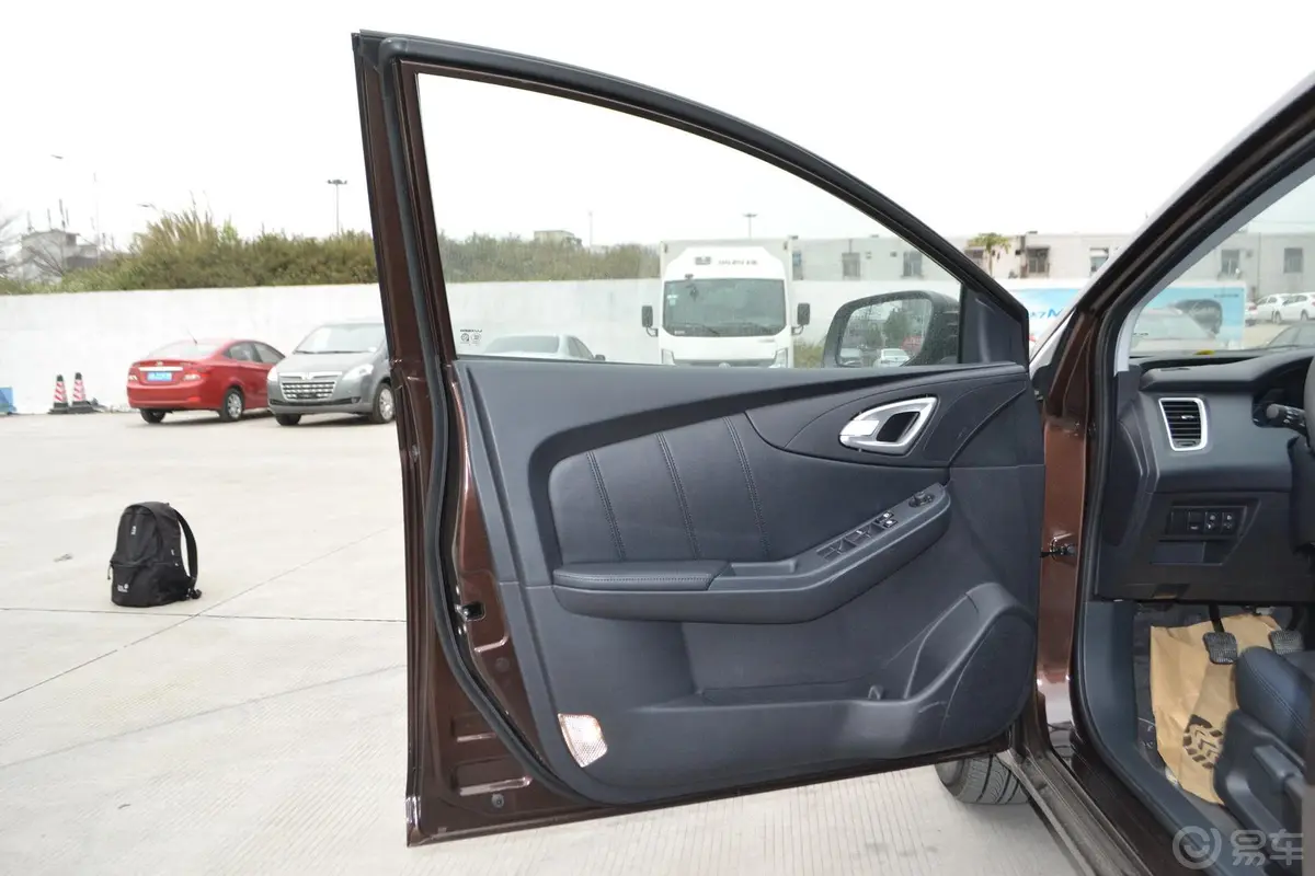 纳5荣耀导航版 1.8T 手动 精致型驾驶员侧车门内门板