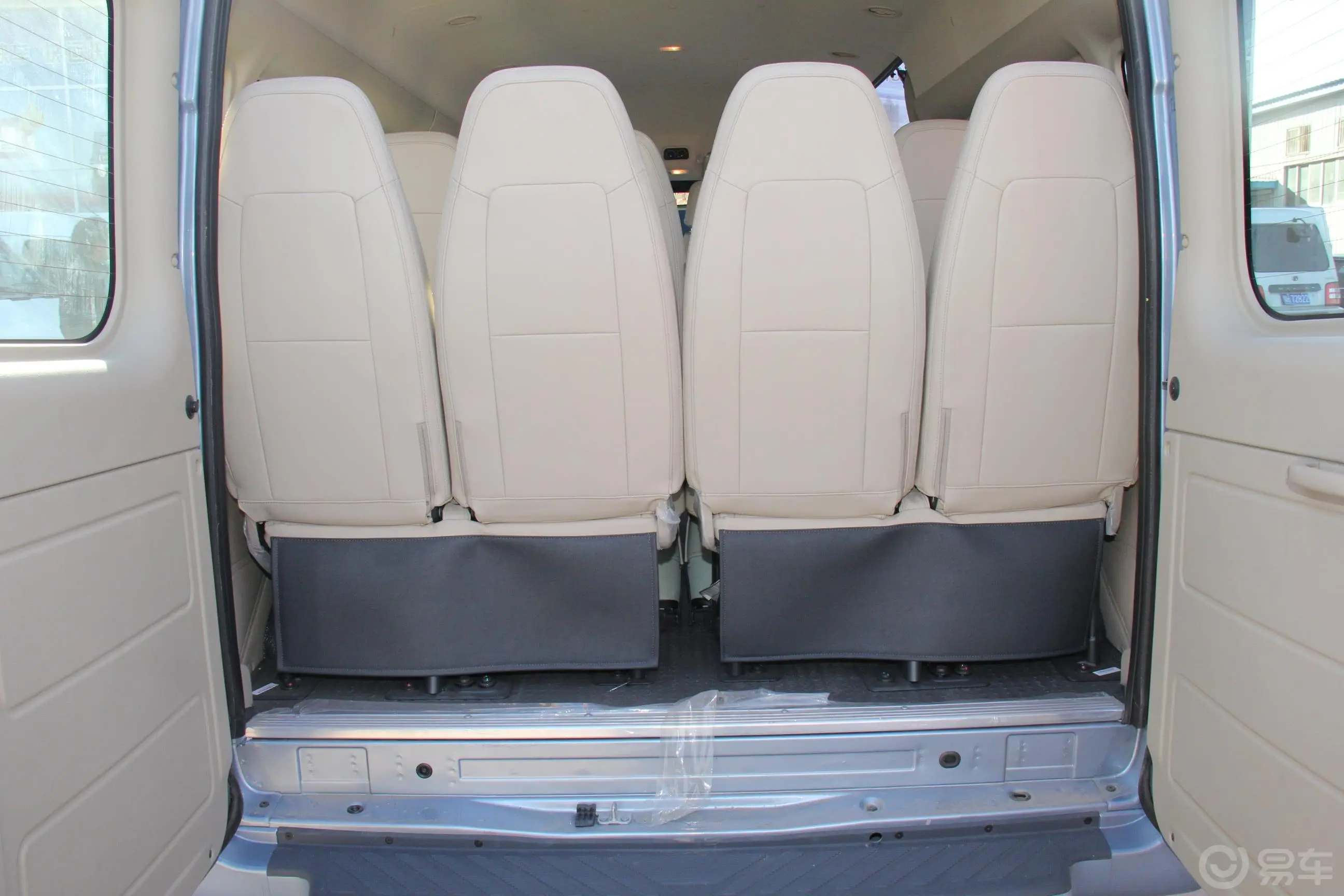 新世代全顺柴油 15座长轴 标准型 中顶（国4）行李箱空间