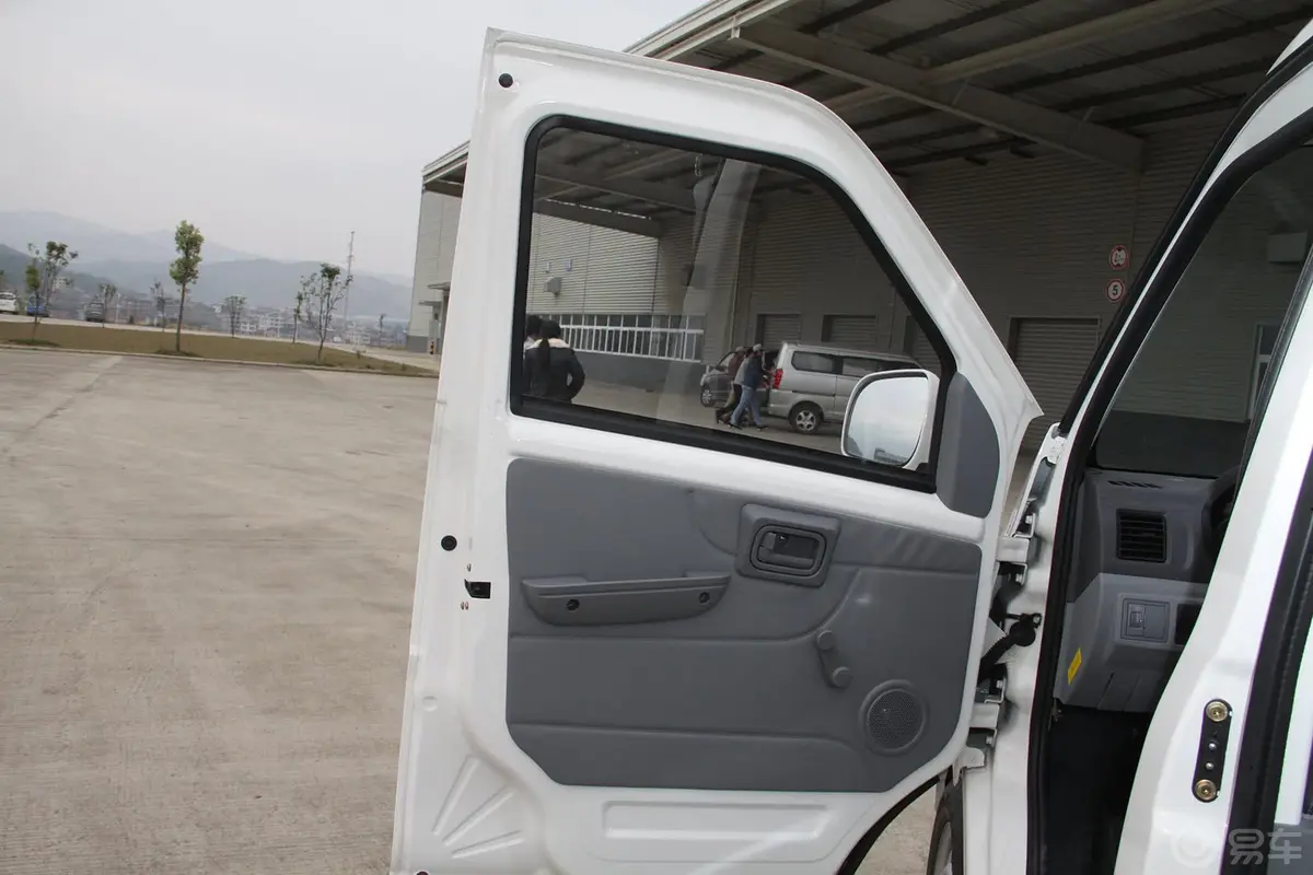 新龙马启腾M701.2L 5MT 实用型驾驶员侧车门内门板