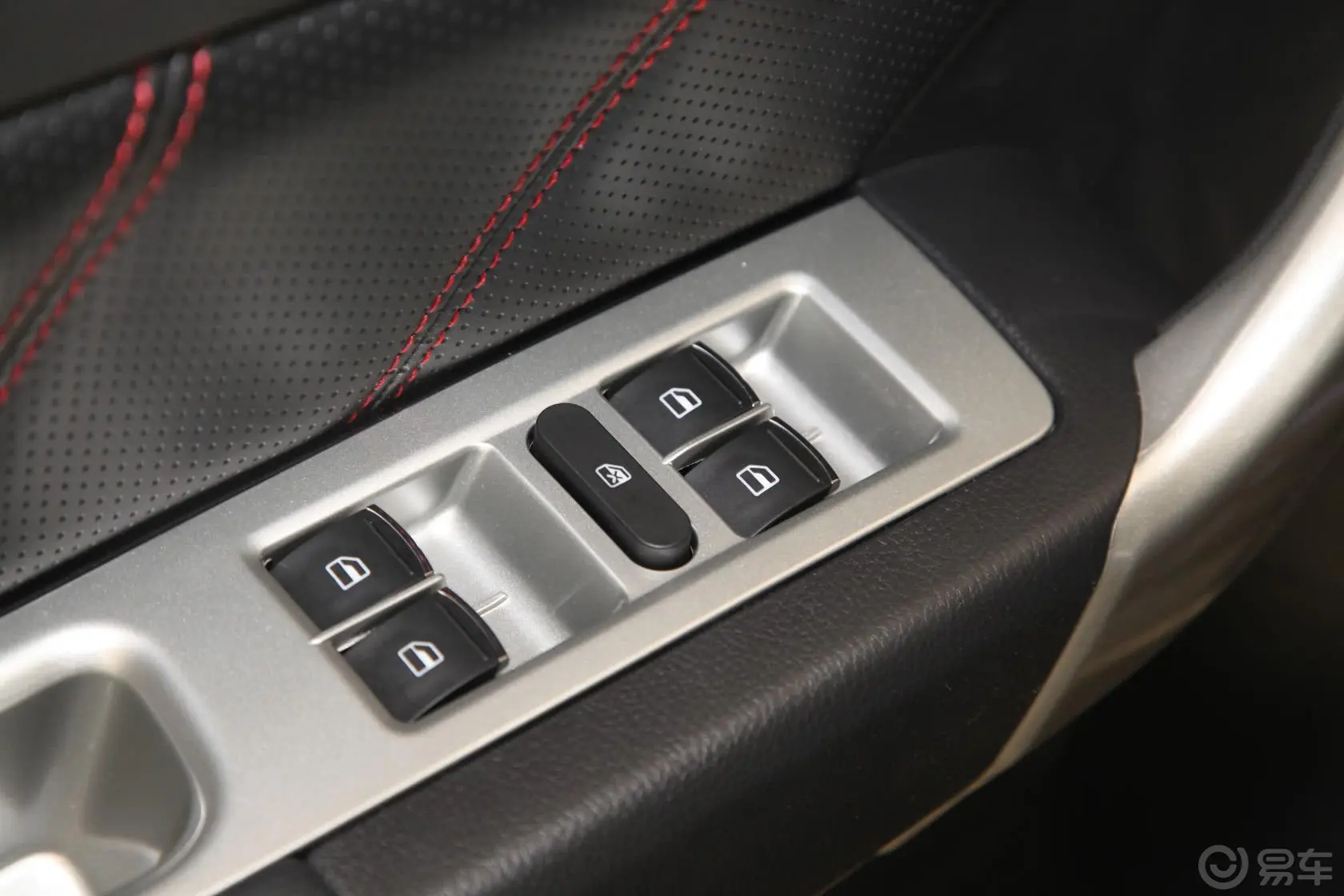 哈弗H6升级版 2.4L 自动 两驱 精英型车窗升降键