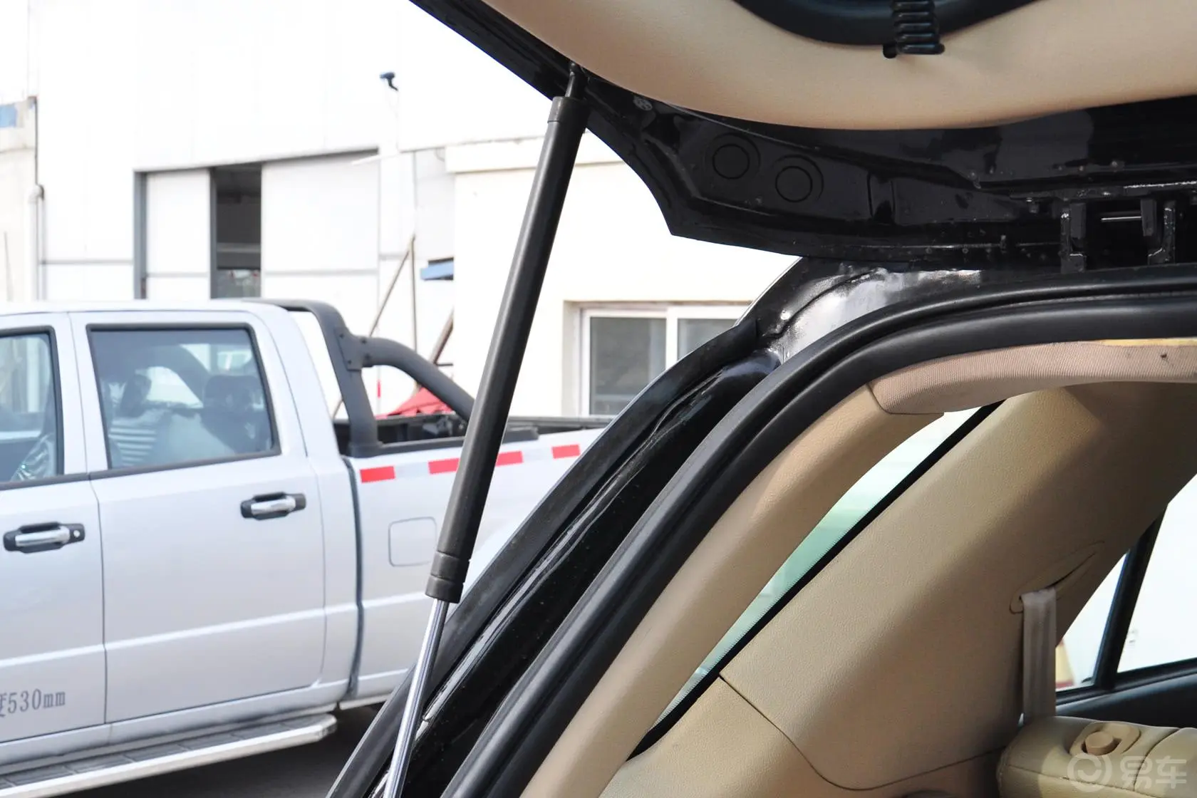 卡威W12.0L 手动 两驱 豪华型行李厢支撑杆