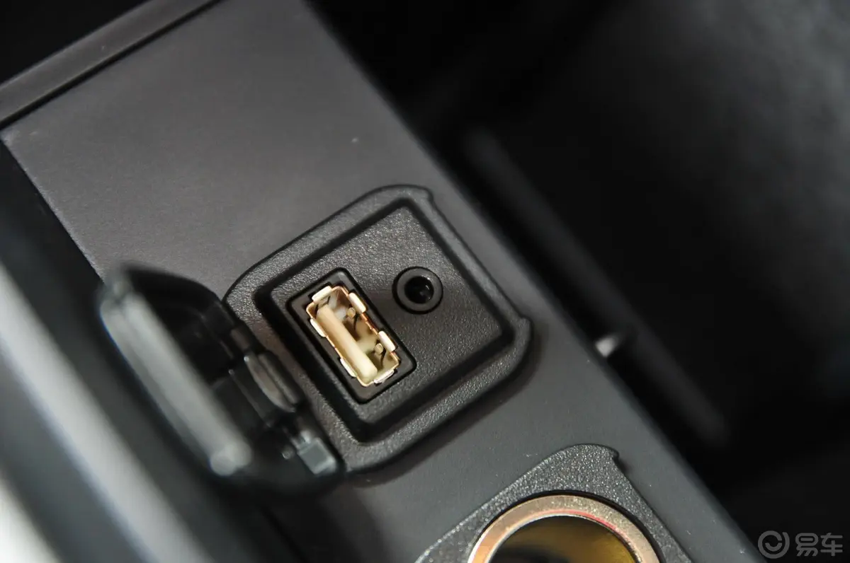 马自达CX-52.0L 手动 两驱 舒适型USB接口