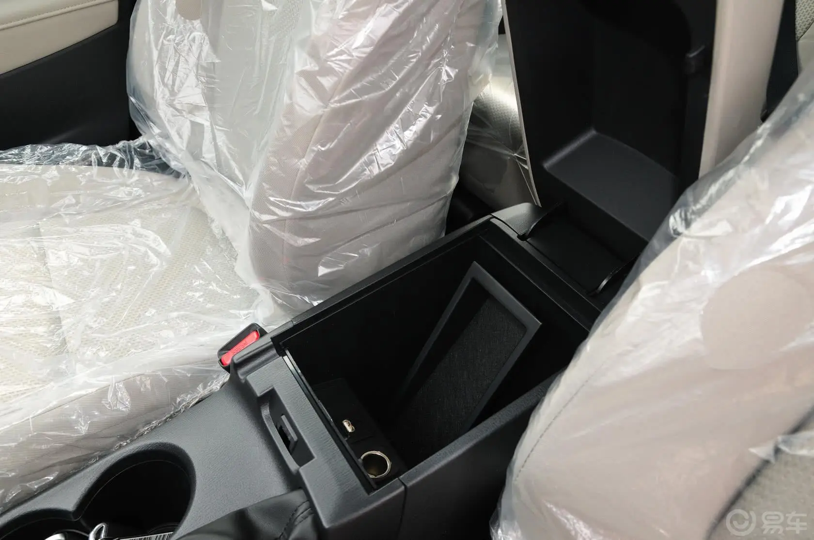 马自达CX-52.0L 手动 两驱 舒适型前排中央扶手箱空间
