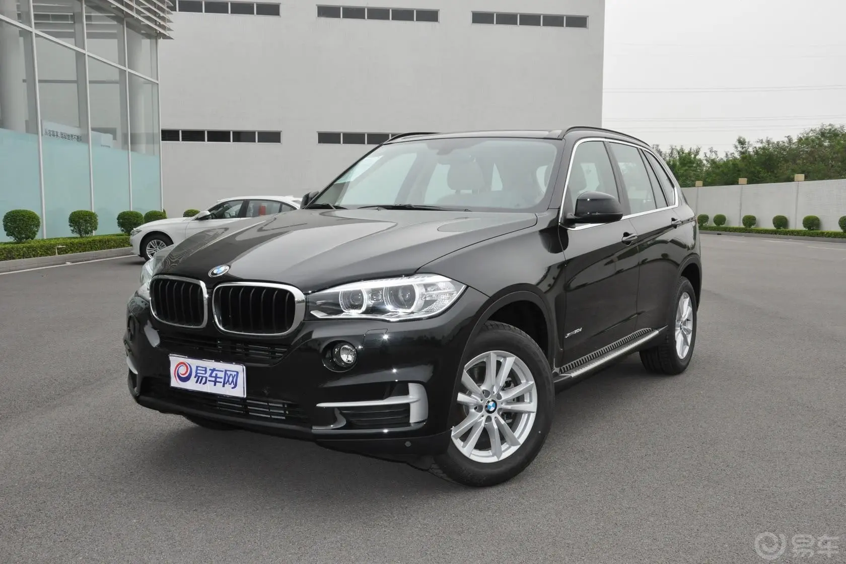 宝马X5(进口)xDrive30d侧前45度车头向左水平