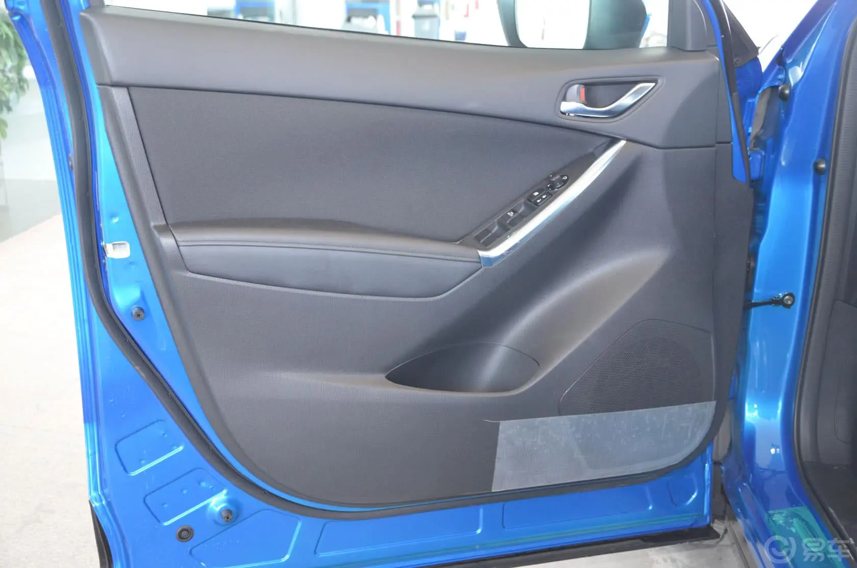 马自达CX-52.0L 自动 两驱 都市型驾驶员侧车门内门板