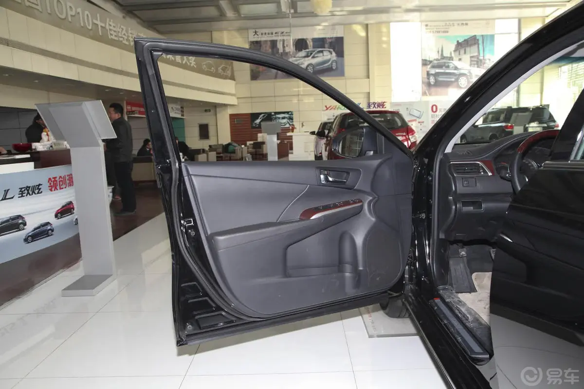 凯美瑞2.5G 舒适版驾驶员侧车门内门板