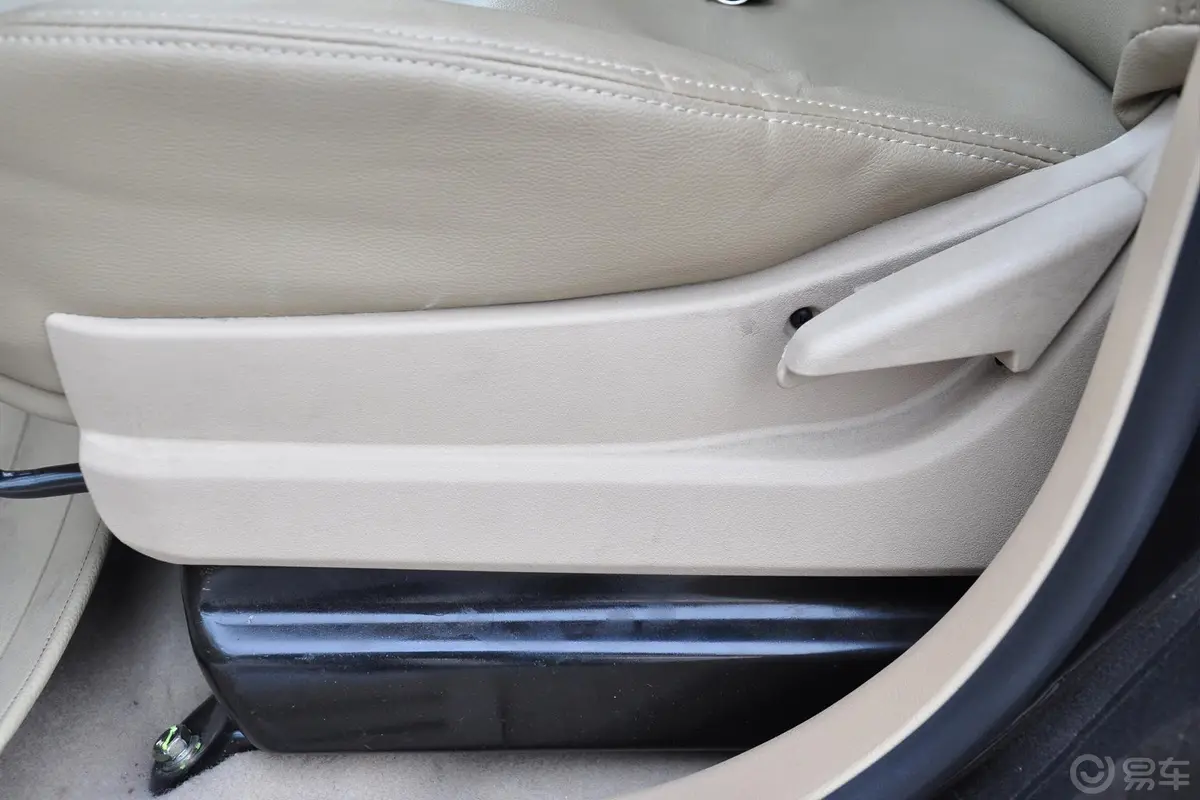 卡威W12.0L 手动 两驱 豪华型座椅调节键