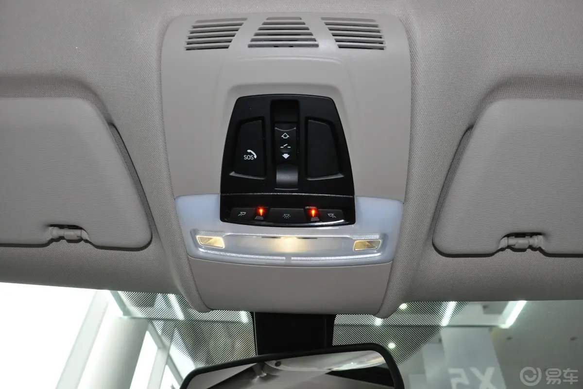 宝马X5(进口)xDrive30d前排车顶中央控制区