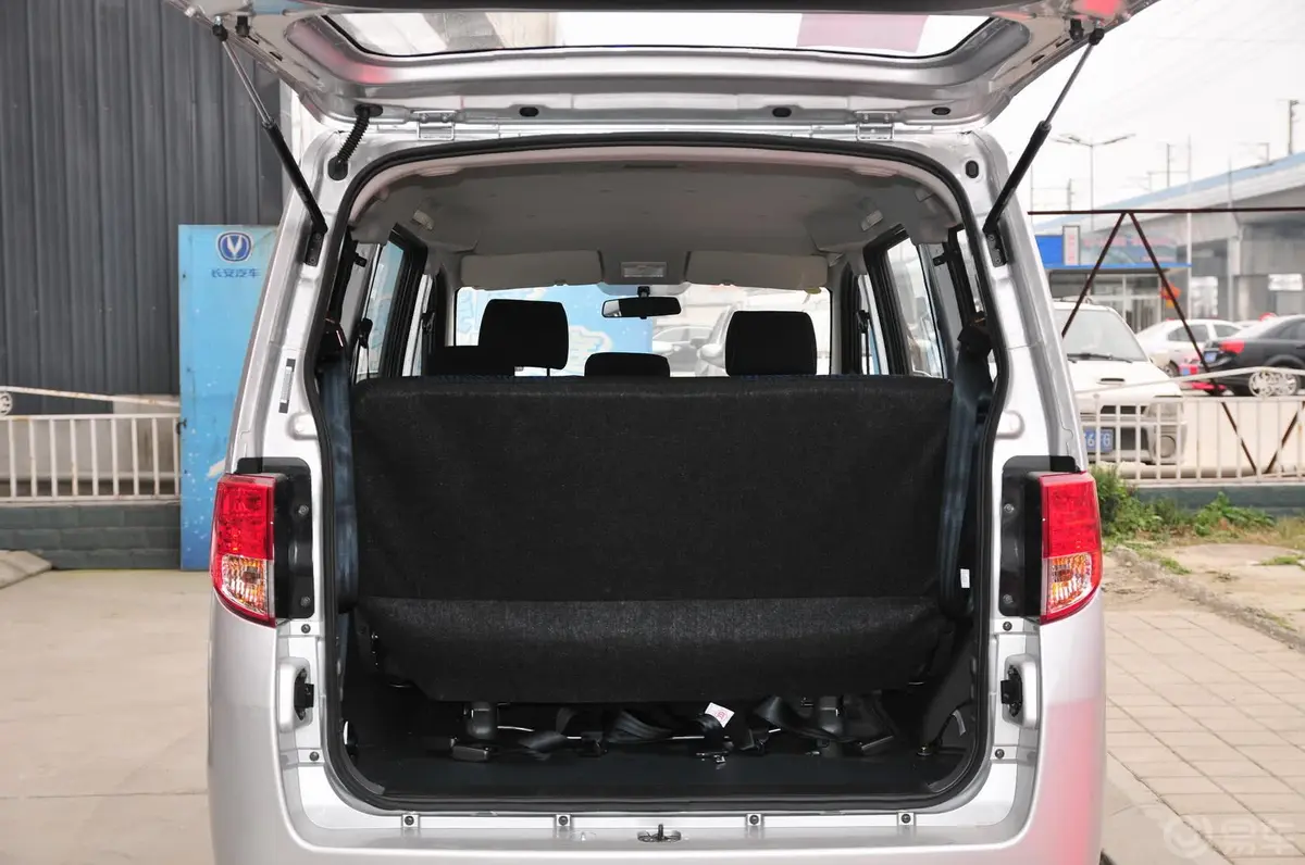 欧诺S1.3L 基本型行李箱空间