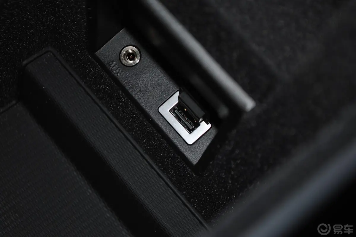 沃尔沃XC60(进口)2.0T T5 改款 个性运动版USB接口