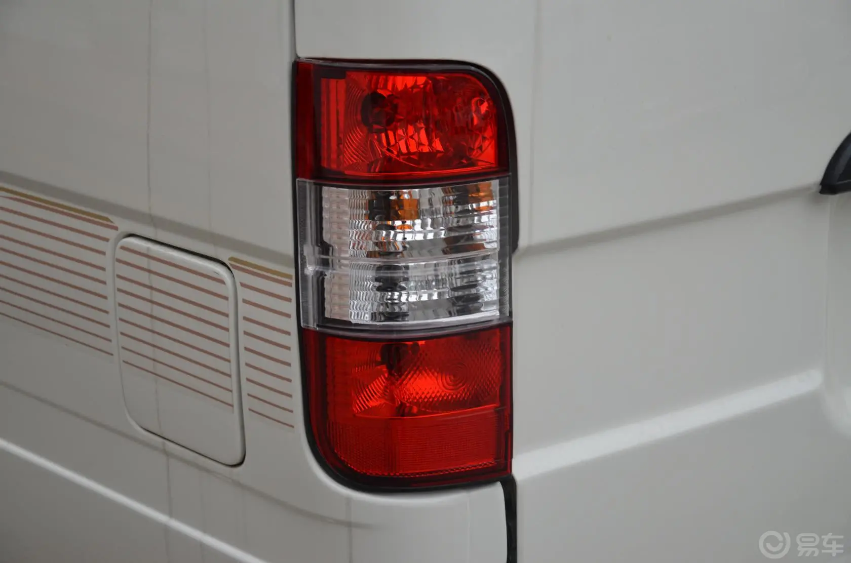 金威2.5L 手动 柴油车型-短途客运/单位通勤尾灯侧45度俯拍