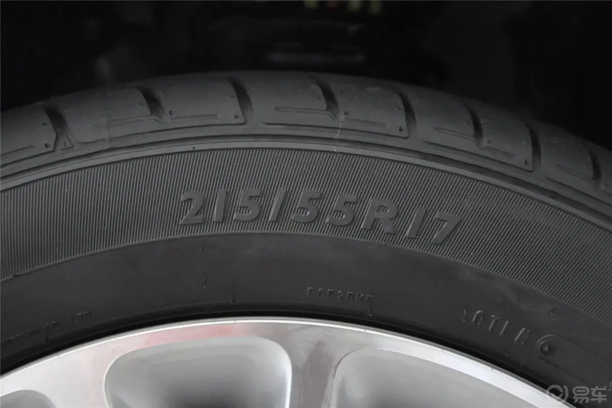 帕萨特1.8T 双离合 至尊版轮胎规格
