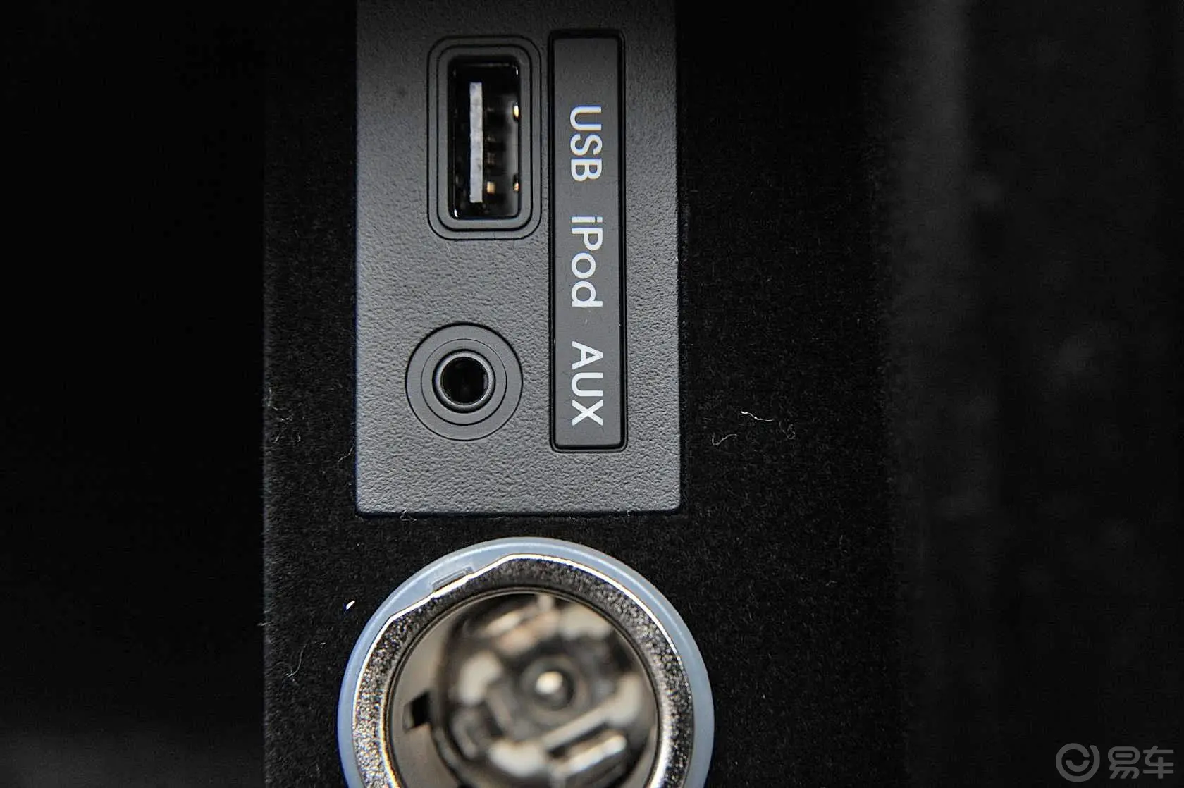 雅尊2.4L 自动 旗舰版USB接口