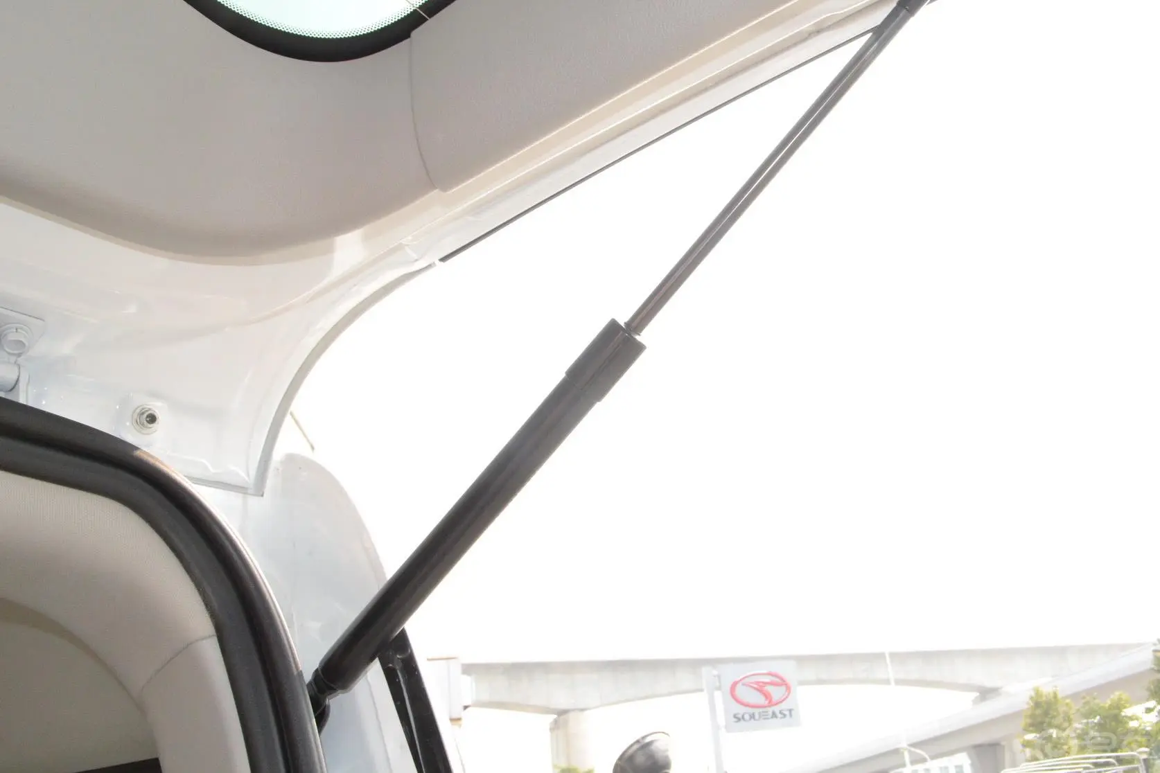 瑞风M5瑞风M5 汽油 2.0T 自动 商务版行李厢支撑杆