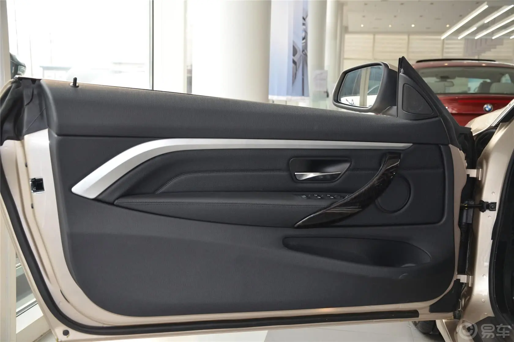 宝马4系敞篷轿跑车 435i 豪华设计套装驾驶员侧车门内门板