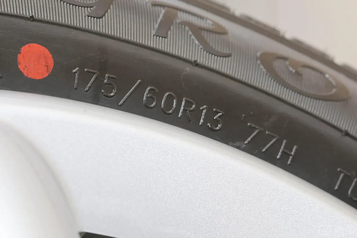 乐驰1.0L 手动 优越型轮胎规格