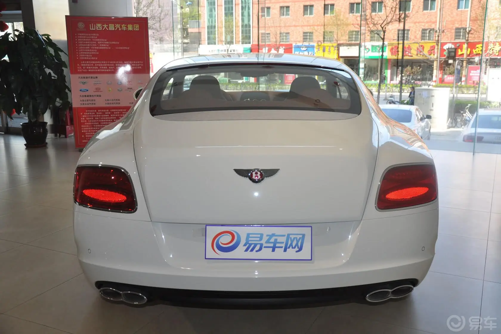 欧陆GT 4.0L V8正侧车头向左水平