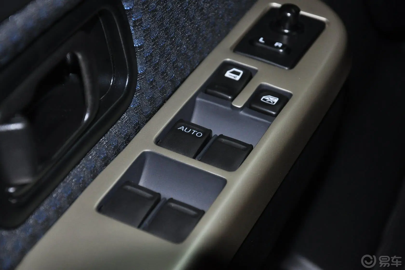 日产帕拉丁2.4L 手动 四驱 标准版 国五车窗升降键