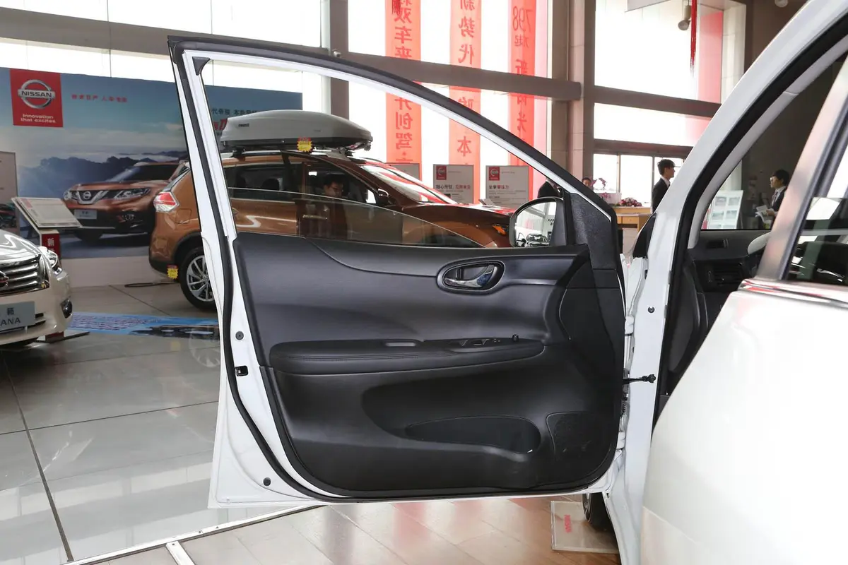 骐达1.6 XE CVT 舒适版驾驶员侧车门内门板