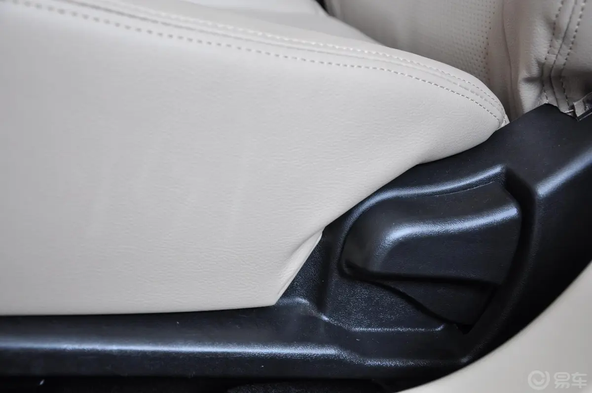 骏捷FSV1.5L 自动 舒适型 新锐版座椅调节键