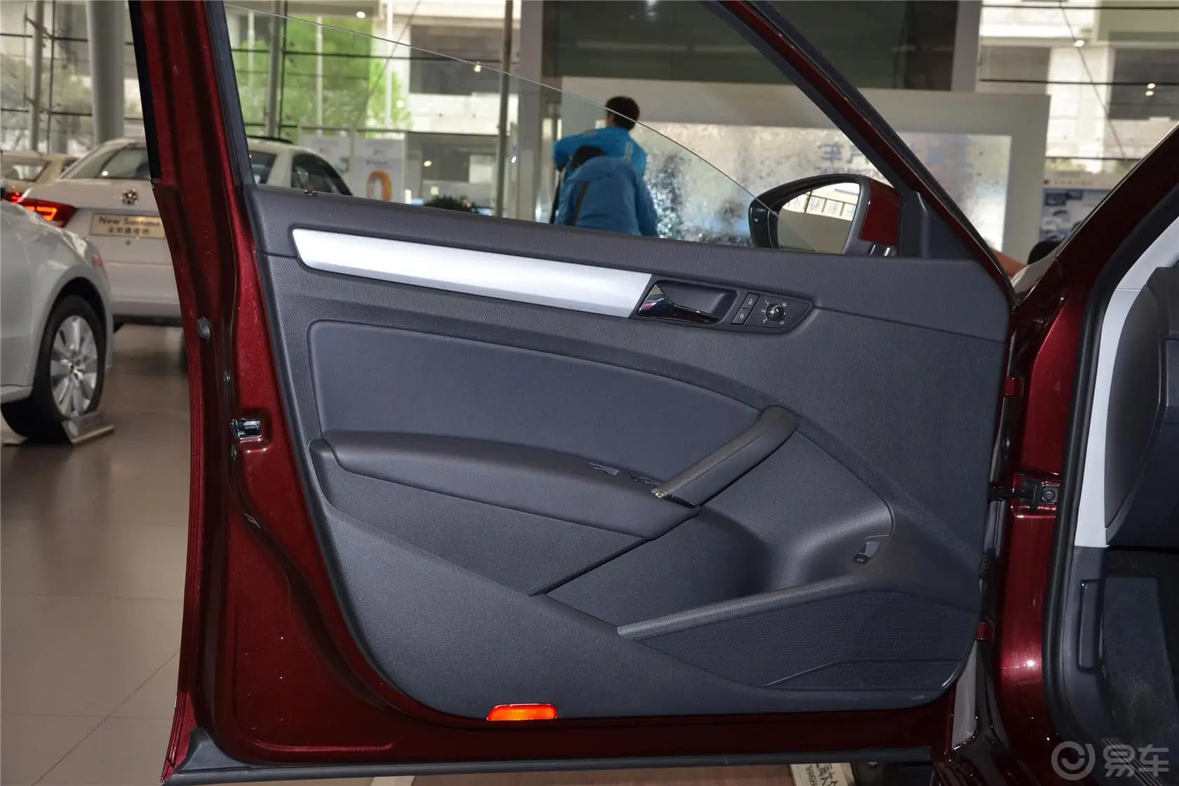 帕萨特1.8T 双离合 御尊版驾驶员侧车门内门板