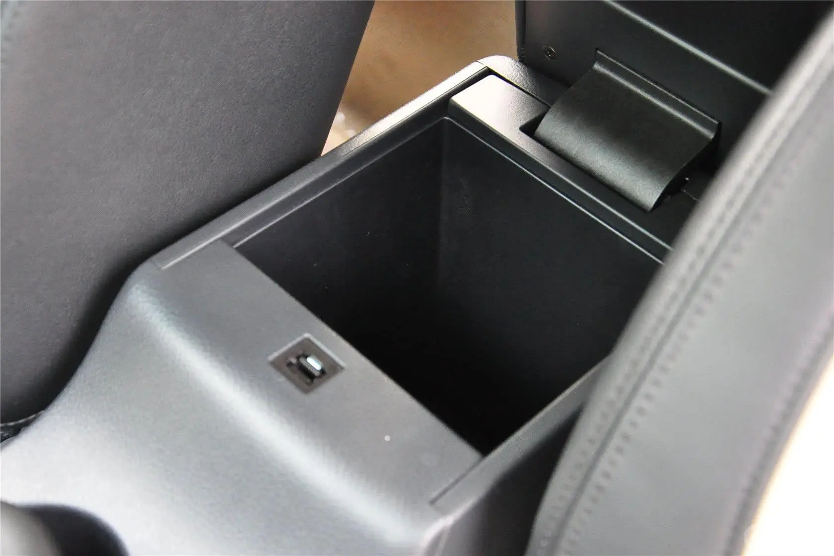 福美来F51.6L 手动 时尚型前排中央扶手箱空间