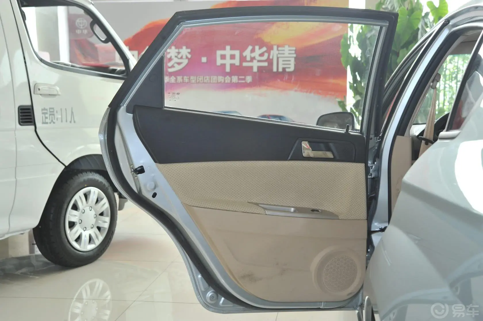 中华H3301.5L 手自一体 豪华版驾驶员侧车门内门板