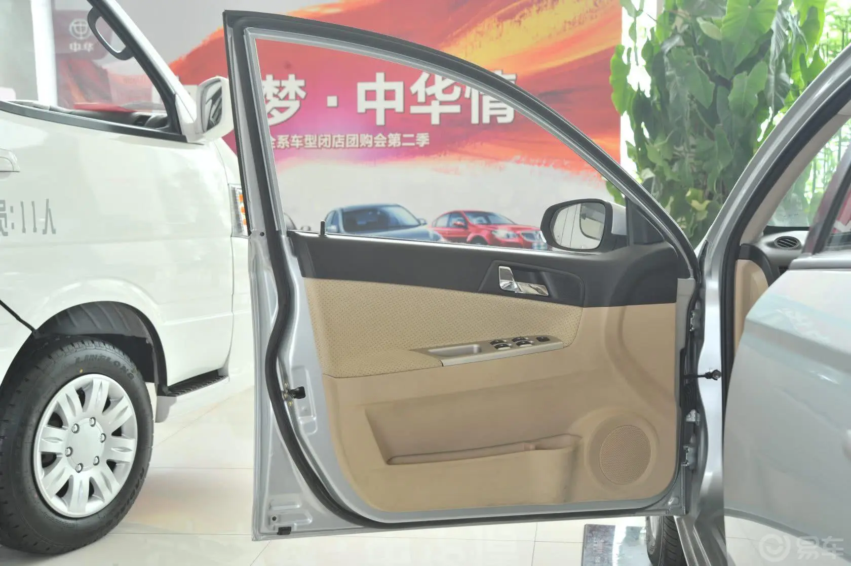 中华H3301.5L 手自一体 豪华版驾驶员侧车门内门板