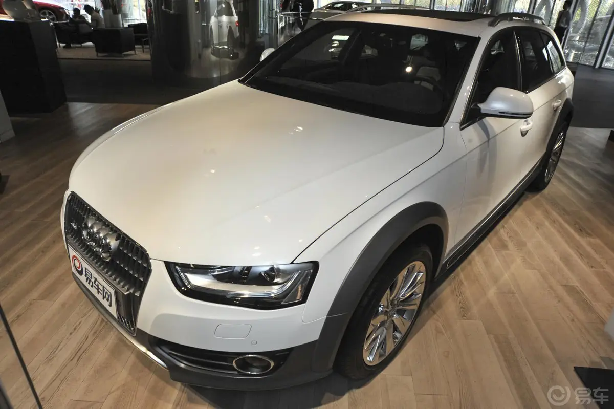 奥迪A4(进口)40TFSI allroad quattro侧前45度车头向左水平