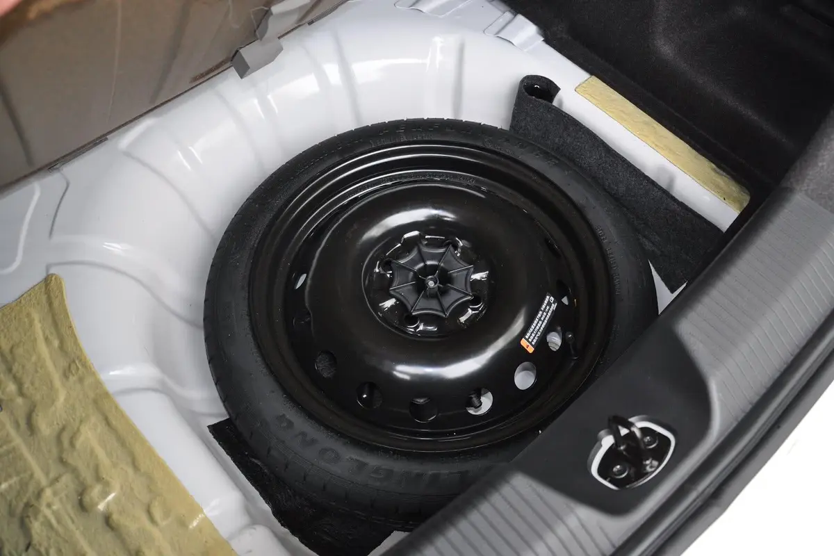 五菱宏光S1.5L S 手动 舒适型备胎