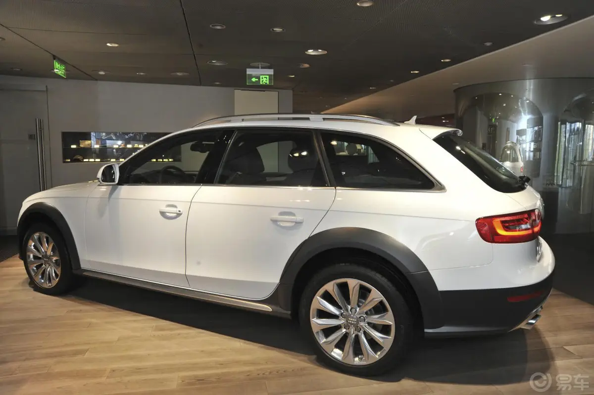 奥迪A4(进口)40TFSI allroad quattro侧后45度车头向左水平