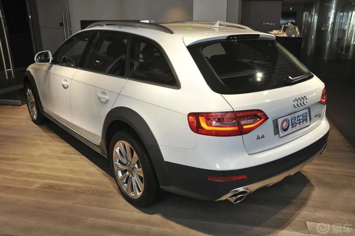 奥迪A4(进口)40TFSI allroad quattro侧后45度车头向左水平