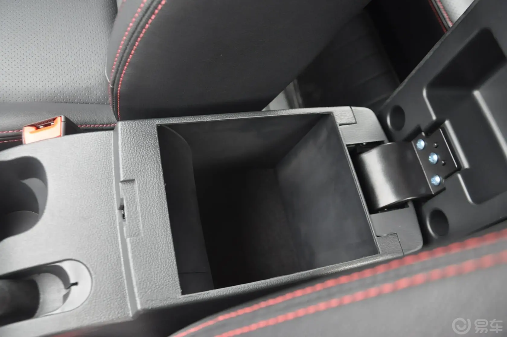 幻速S21.5L 手动 舒适型 国IV前排中央扶手箱空间