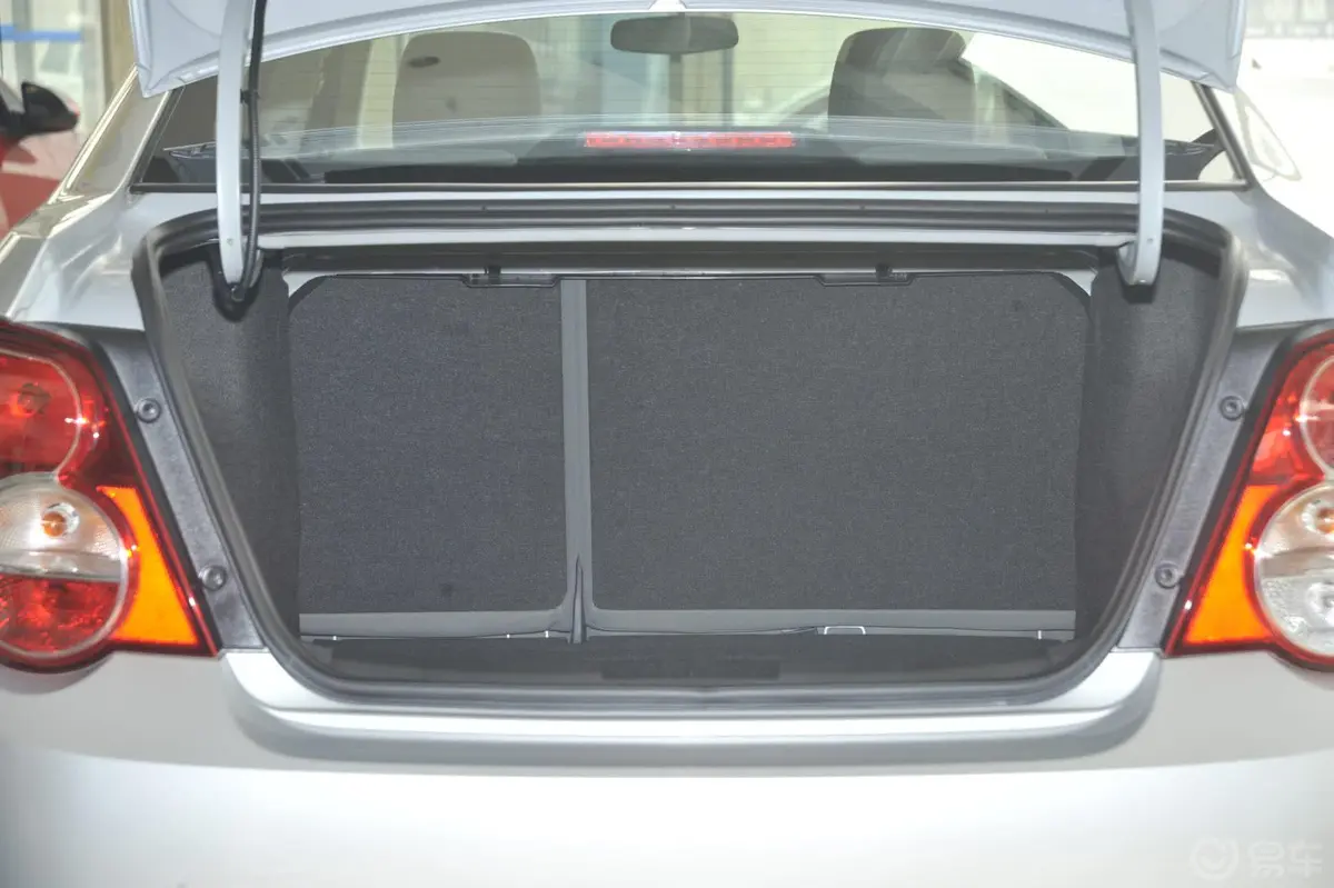 爱唯欧1.4L SL 自动 时尚天窗版行李箱空间