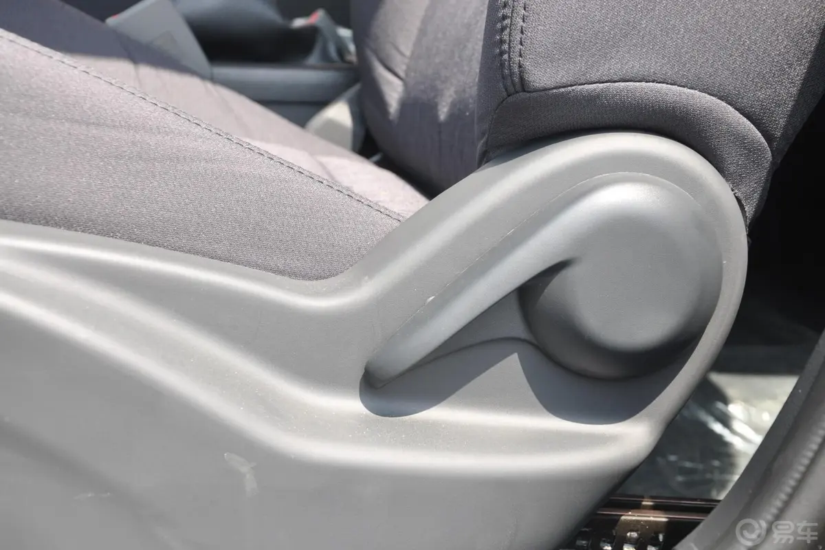 众泰Z3001.5L 手动 舒适型座椅调节键
